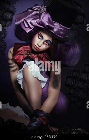 Circus. Jester con fantasiosi Makeover in sciocco Hat Foto Stock