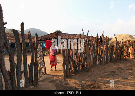 Tribali case di fango e un cortile. Baiga tribù. Villaggio Karangra, Chattisgadh, India Foto Stock