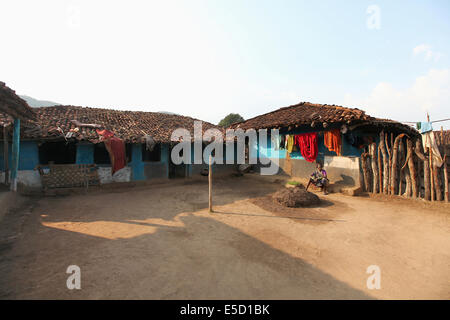 Tribali case di fango e un cortile. Baiga tribù. Villaggio Karangra, Chattisgadh, India Foto Stock