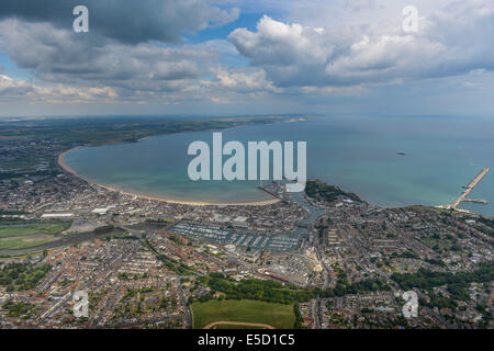 Un ampia vista aerea del Dorset città di Weymouth con la vicina costa e campagna visibile amd un drammatico sky. Foto Stock