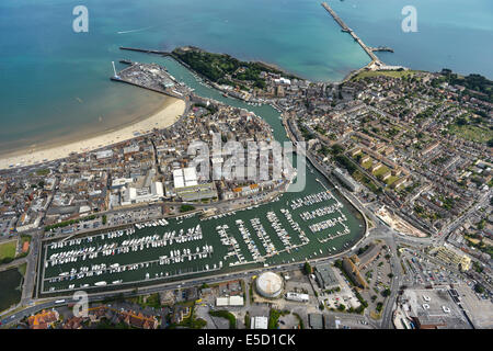 Un ampia vista aerea di Weymouth che mostra la città, marina, Noil Fort e frangiflutti del porto in Dorset, Regno Unito. Foto Stock