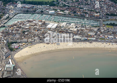 Un ampia veduta aerea della spiaggia di Weymouth che mostra la città e marina in Dorset, Regno Unito. Foto Stock