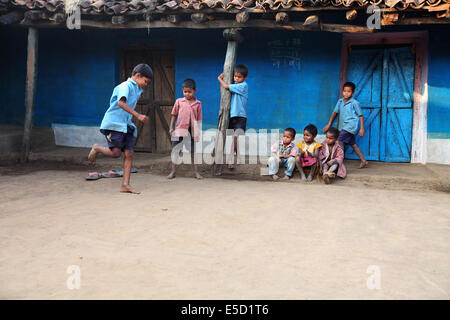 Il tribale dei bambini che giocano in cortile, Baiga tribù, Karangra Village, Chattisgadh, India Foto Stock