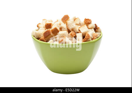 Crackers di grano in ciotola verde isolato su sfondo bianco Foto Stock