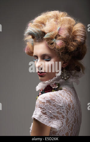 Individualità. Haute Couture. Sciccoso donna con capelli colorati Foto Stock