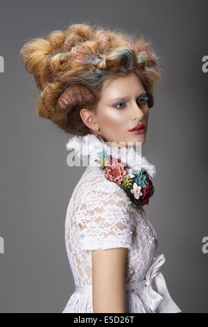 Updo. Capelli tinti. Donna con moderne acconciature. Alta moda Foto Stock