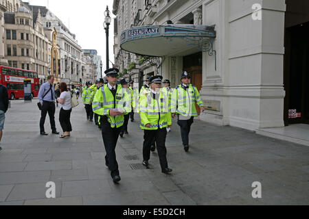 Londra, Regno Unito. 28 Luglio, 2014. Agenti di polizia giungono a Piccadilly Circus durante la nuova iniziativa per la West End launc Credito: Keith Larby/Alamy Live News Foto Stock