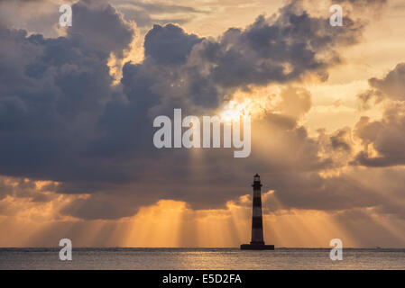 Sunrise raggi all'Morris Island Lighthouse in Charleston, Carolina del Sud Foto Stock