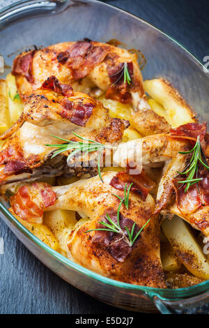 Il pollo al forno con patate e erbe aromatiche Foto Stock