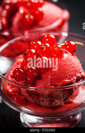 Sorbetto estivo decorati con frutta Foto Stock