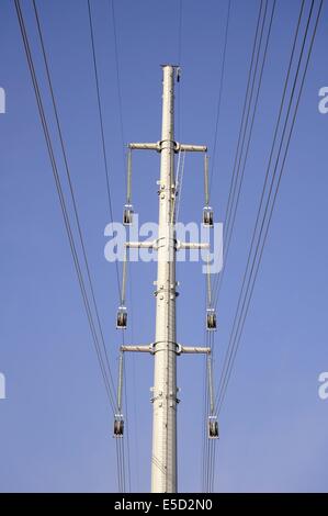 L'Italia, la ricostruzione di una linea elettrica ad alta tensione con basso impatto ambientale e di impatto scenico tralicci Foto Stock