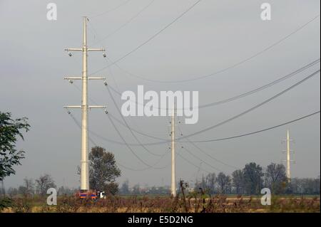 L'Italia, la ricostruzione di una linea elettrica ad alta tensione con basso impatto ambientale e di impatto scenico tralicci Foto Stock