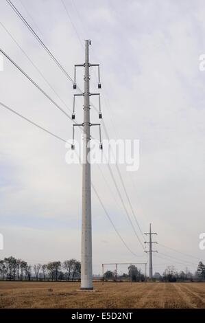 L'Italia, la ricostruzione di una linea elettrica ad alta tensione con basso impatto ambientale e di impatto scenico tralicci Foto Stock