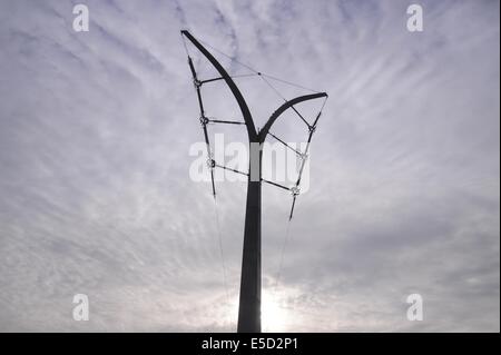 L'Italia, la ricostruzione di una linea elettrica ad alta tensione con basso impatto ambientale e di impatto scenico tralicci Foto Stock