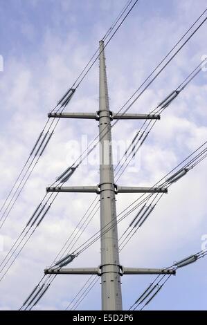 L'Italia, la ricostruzione di una linea elettrica ad alta tensione con basso impatto ambientale e di impatto scenico tralicci Foto Stock