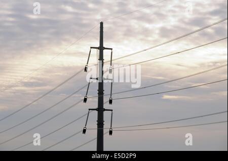 L'Italia, la ricostruzione di una linea elettrica ad alta tensione con basso impatto ambientale e di impatto scenico tralicci Foto Stock