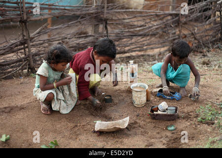 Il tribale dei bambini che giocano in cortile, Baiga tribù, Chattisgadh, India Foto Stock