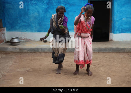 Donne tribali dancing, Baiga tribù, Karangra Village, Chattisgadh, India Foto Stock