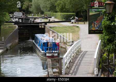 Narrowboat avvicinando Newbury Lock sul Kennet & Avon Canal Newbury Berkshire REGNO UNITO Foto Stock