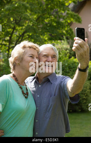 Coppia di anziani prendendo un selfie foto con un telefono cellulare Foto Stock