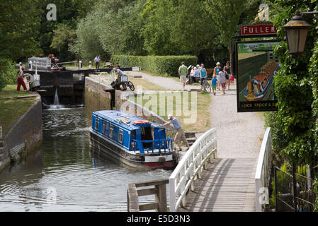 Narrowboat avvicinando Newbury Lock sul Kennet & Avon Canal Newbury Berkshire REGNO UNITO Foto Stock