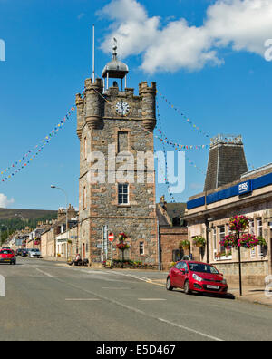 DUFFTOWN ABERDEENSHIRE in Scozia la torre dell Orologio e i fiori in mostra Foto Stock