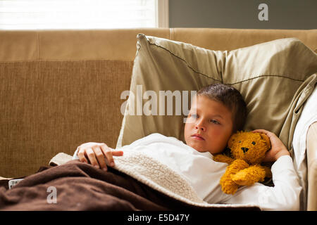 Bambino la sensazione di malessere nel letto Foto Stock