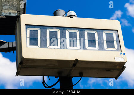 Dipartimento di driver di trasporto azionata self pesare bilancia display di lettura che mostra 0 kgs Foto Stock