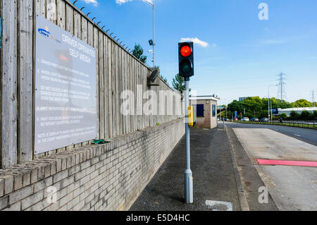 Dipartimento di driver di trasporto azionata self pesare pese a ponte Foto Stock