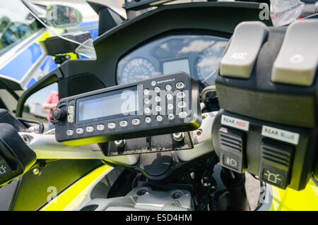 Motorola radio sicura su una motocicletta di polizia Foto Stock