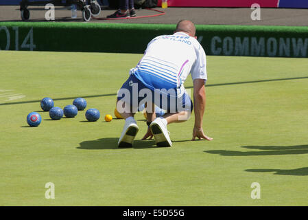 Kelvingrove Lawn Bowls Center, Glasgow, Scozia, Regno Unito, lunedì, 28 luglio 2014. Paul Foster della Scozia durante la finale delle coppie di ciotole da prato maschile al Glasgow 2014 Commonwealth Game Foto Stock