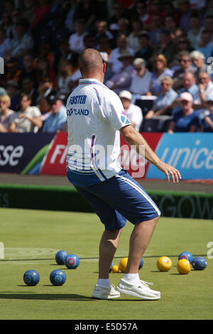 Kelvingrove Lawn Bowls Center, Glasgow, Scozia, Regno Unito, lunedì, 28 luglio 2014. Paul Foster della Scozia gioca nella finale delle coppie di bocce da prato maschile ai Glasgow 2014 Commonwealth Games Foto Stock