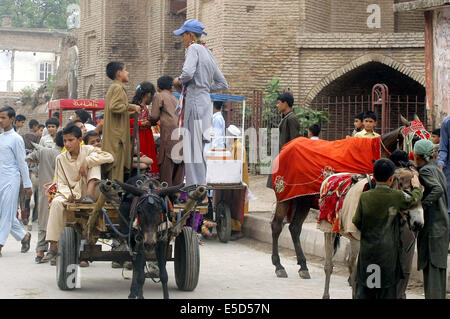 I bambini celebrano Eid in occasione di Eid-ul-Fitar a Gorghatre Tehsil nella città di Peshawar Lunedì, 28 luglio 2014. I musulmani di tutto il mondo celebrano la loro più grande festa religiosa Eid al-Fitar che segna la fine del mese sacro del Ramadan. Credito: Asianet-Pakistan/Alamy Live News Foto Stock