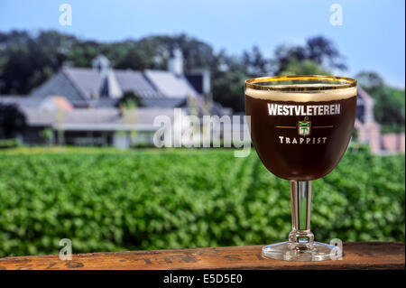 La Westvleteren trappist, la migliore birra al mondo di fronte ai Sint-Sixtusabdij / Abbazia di San Sisto, Fiandre Occidentali, Belgio Foto Stock