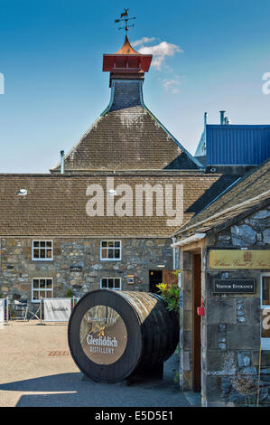 GLENFIDDICH WHISKY DISTILLERY DUFFTOWN Scozia area di accoglienza e grande botte di whisky Foto Stock