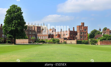 Eton College scuola pubblica visto da sport campo da gioco Foto Stock