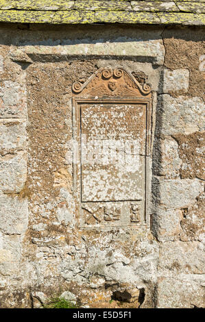 KILDRUMMY VECCHIO KIRK o chiesa con lapide impostato nel muro Foto Stock