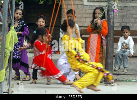 I bambini celebrano Eid in occasione di Eid-ul-Fitar a Gorghatre Tehsil nella città di Peshawar Lunedì, 28 luglio 2014. I musulmani di tutto il mondo celebrano la loro più grande festa religiosa Eid al-Fitar che segna la fine del mese sacro del Ramadan. Credito: Asianet-Pakistan/Alamy Live News Foto Stock