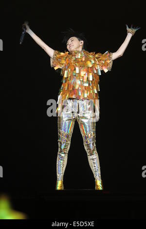 Il cantante Stefanie Sun esegue sul palco durante Kepler World Tour 2014 a Hong Kong, Cina domenica Luglio 27,2014. Foto Stock