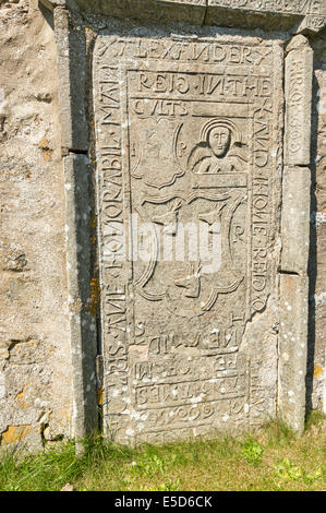 KILDRUMMY SCOZIA VECCHIO KIRK o chiesa lapide con stemma impostato nel muro Foto Stock