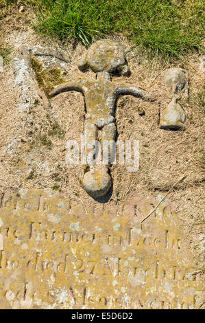 KILDRUMMY SCOZIA VECCHIO KIRK o della chiesa una lapide con una figura scolpita tenendo una falce E UNA CLESSIDRA Foto Stock