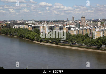 Churchill Giardini complesso residenziale nel quartiere di Pimlico of Westminster, Londra, visto attraverso il fiume Tamigi. Foto Stock