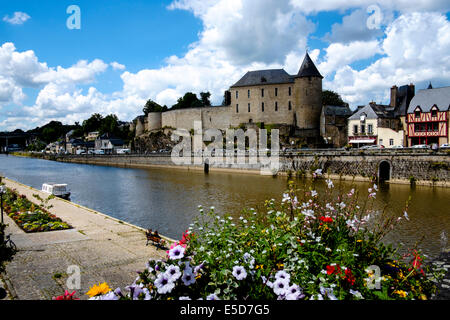 Il fiume Mayenne e chateau nella città di Mayenne, Francia Foto Stock