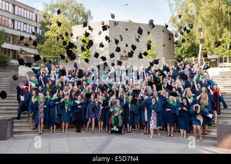 Laurea laureati gettando i loro cappelli in aria sul giorno di graduazione, UEA ( Università di East Anglia ), Norwich England Regno Unito Foto Stock