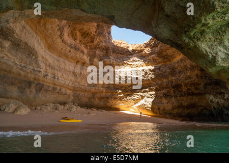 L'interno del 'Cattedrale' Mare grotta con una spiaggia segreta accessibili solo dal mare, Algarve costa vicino a Benagil, Portogallo Europa Foto Stock