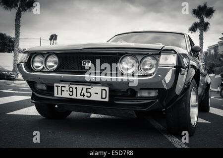 Vetture pronte per il rally hillclimb a Guia de Isora da Playa San Juan, Tenerife, Isole canarie, Spagna. 1974 Toyota GT Foto Stock