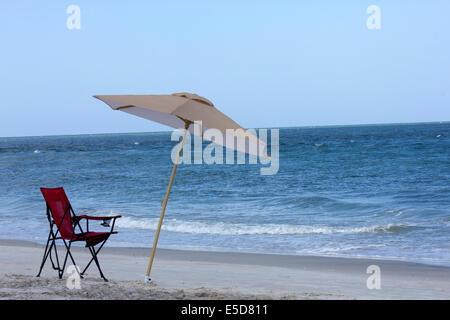 Sdraio e ombrelloni presso la spiaggia di Vilano, sull'Oceano Atlantico, alla foce del fiume Matanzas, in una calda estate, a mezzogiorno; Foto Stock