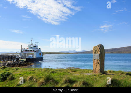 Causeway lapide e traghetto CalMac da Pier sull isola Berneray Isle of Uist Ebridi Esterne Western Isles della Scozia UK Foto Stock