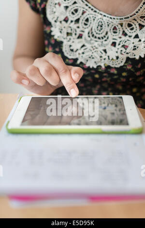 Donna al computer tablet-close-up Foto Stock