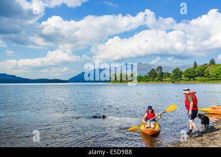 Kayak su Derwentwater con il Skiddaw massiccio in distanza, Borrowdale, Lake District, Cumbria, Regno Unito Foto Stock